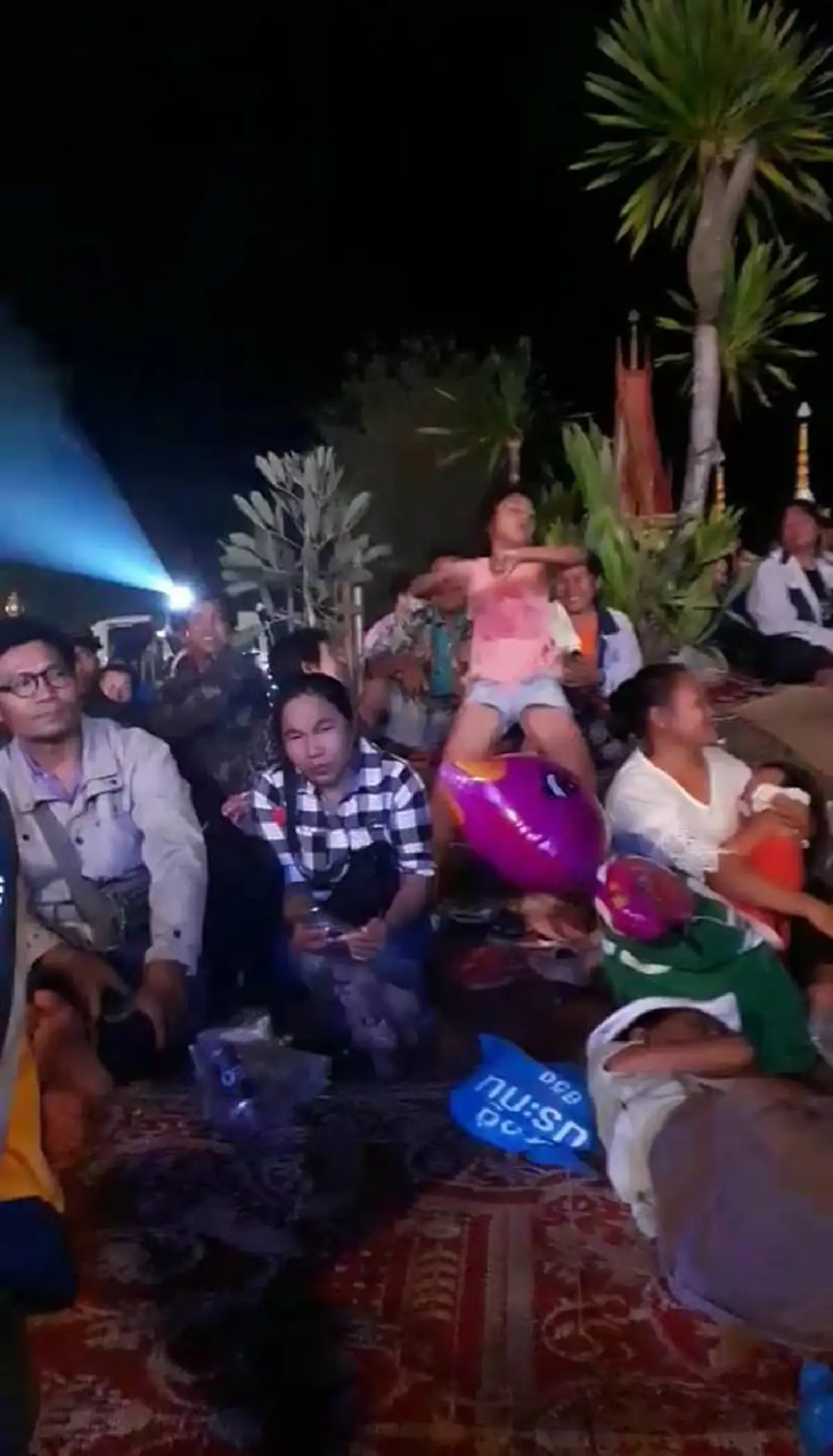 ดูน้องสิ!! เพื่อนชี้ให้ดู เด็กน้อยเต้นแต่ละท่าเห็นแล้วผู้ใหญ่ยังต้องหลบ อนาคตแดนเซอร์ในตำนาน ชาวเน็ตแนะเต้นขนาดนี้อยู่ให้ถูกที่จะดีมาก(คลิป)