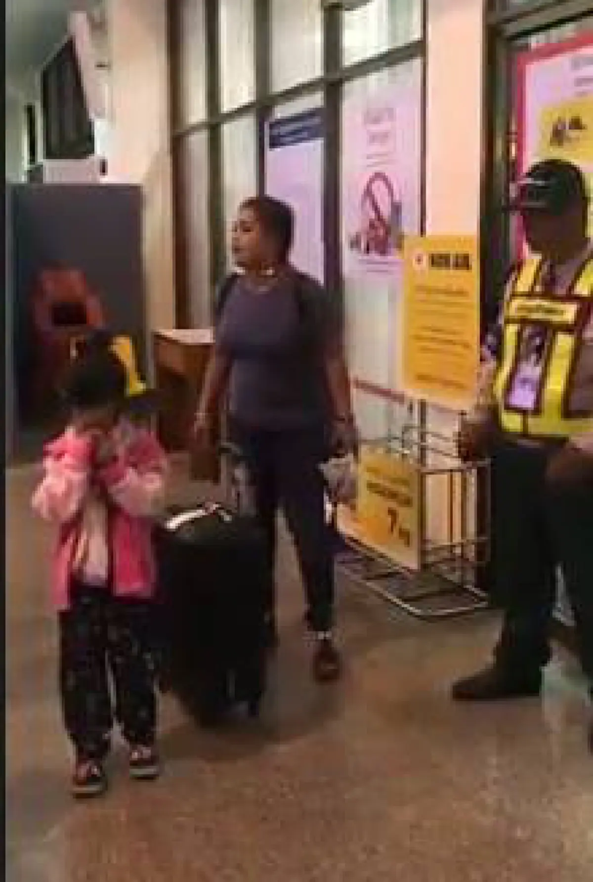 เดือดยิ่งกว่า !!!! ลูกค้าสาว โวยลั่นสนามบิน ...ฟังเหตุผล พนักงานอธิบาย !? ถามกลับมันเกินตรงไหน (คลิป)