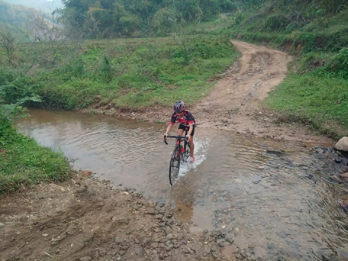 *ฮีโร่ตัวจริง!!! ส่องภาพชีวิต "โค้ชเอก" ผู้อยู่เบื้องหลังและเคียงข้าง "ทีมหมูป่า" ที่สละได้ทุกอย่าง เพื่อให้น้องรอด!!!