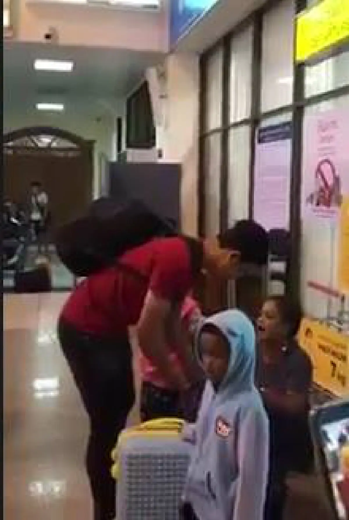 เดือดยิ่งกว่า !!!! ลูกค้าสาว โวยลั่นสนามบิน ...ฟังเหตุผล พนักงานอธิบาย !? ถามกลับมันเกินตรงไหน (คลิป)