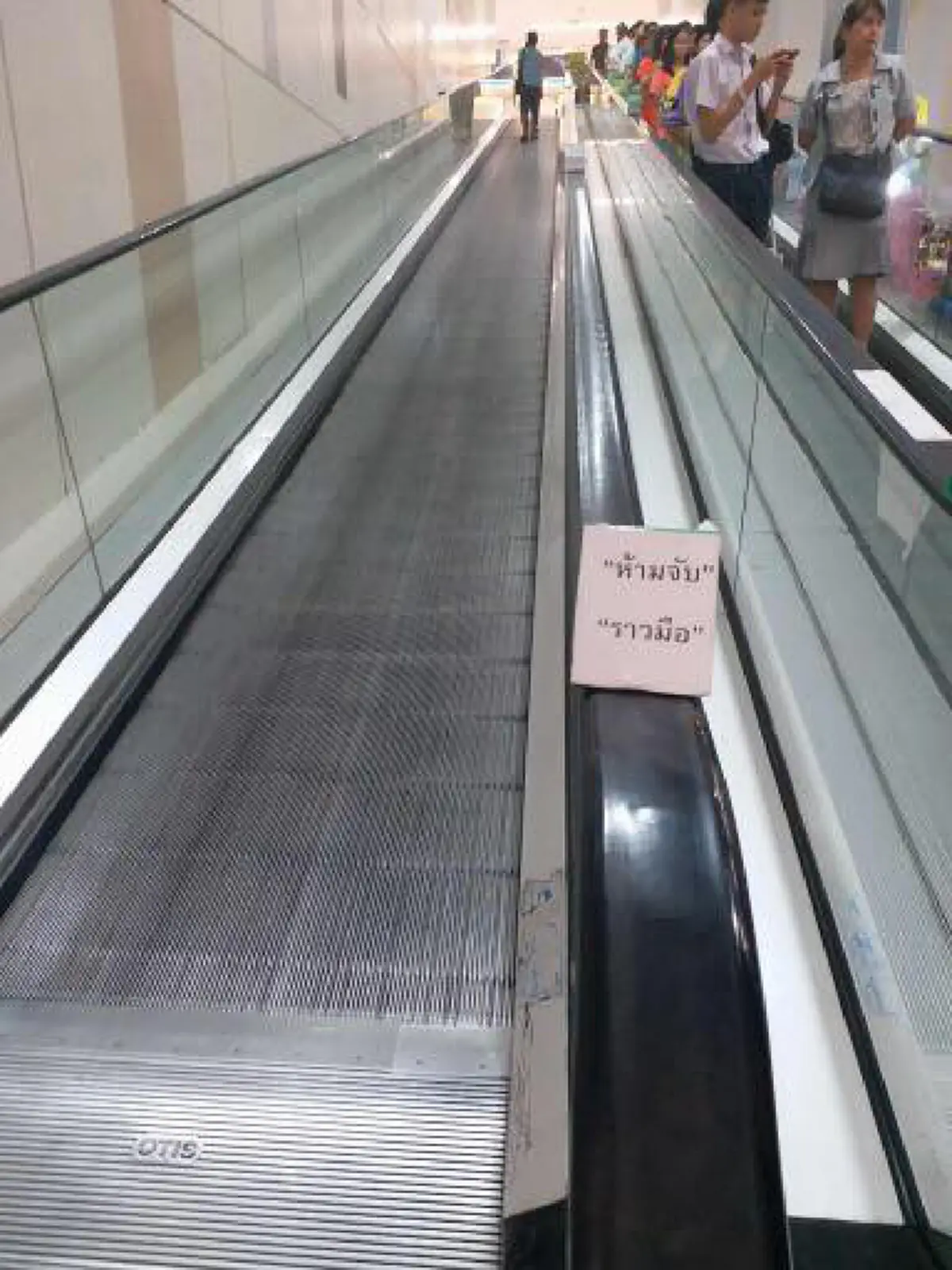 แบบนี้ใครจะรับผิดชอบ ?? คนแก่ 3 คน หงายท้องไปต่อหน้าต่อตา กลางบันไดเลื่อนห้างดัง จวกหนักป้ายเตือนไม่ชัดเจน มิหนำซ้ำพนักงานไม่ขอโทษสักคำ ??