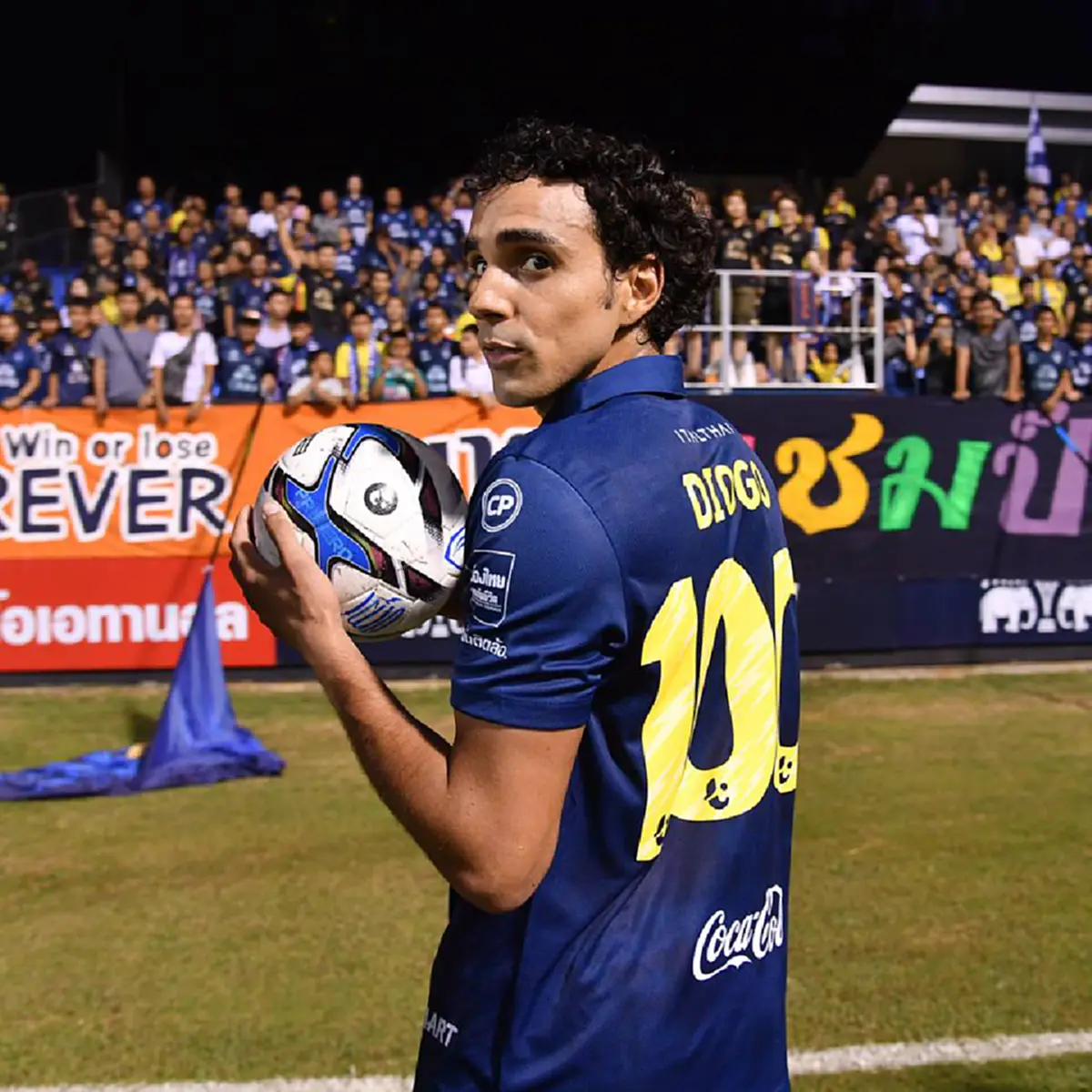 ข้าคือตำนาน!! "ดิโอโก้" ระเบิดฟอร์มเหมาเเฮตทริก..จารึกประวัติศาสตร์ซัด 100ตุง คนเเรกให้ "ปราสาทสายฟ้า" (ชมคลิป)