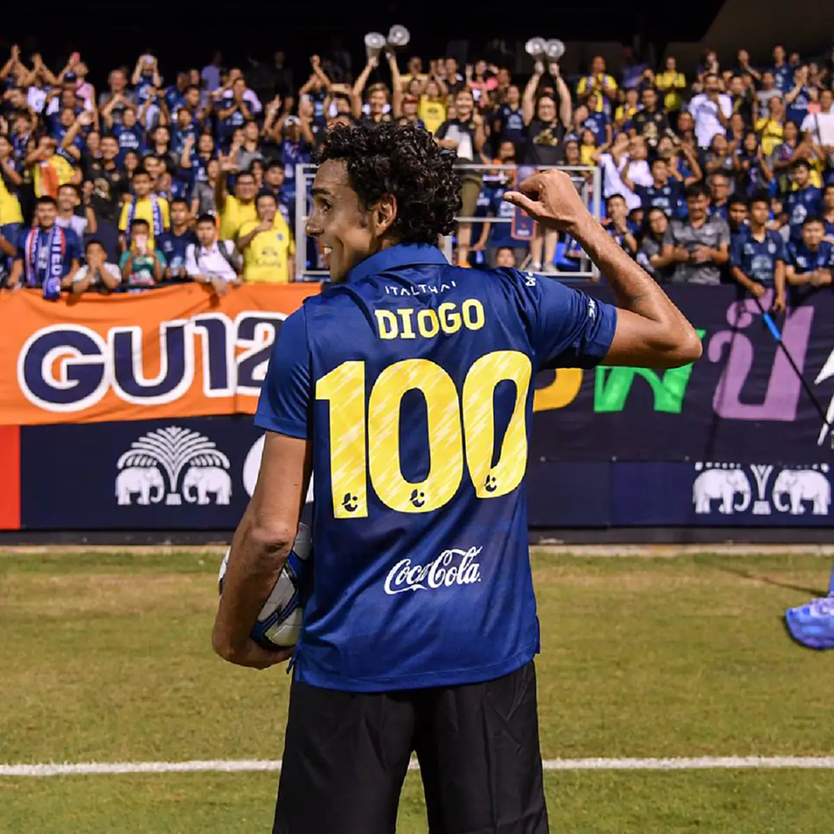 ข้าคือตำนาน!! "ดิโอโก้" ระเบิดฟอร์มเหมาเเฮตทริก..จารึกประวัติศาสตร์ซัด 100ตุง คนเเรกให้ "ปราสาทสายฟ้า" (ชมคลิป)