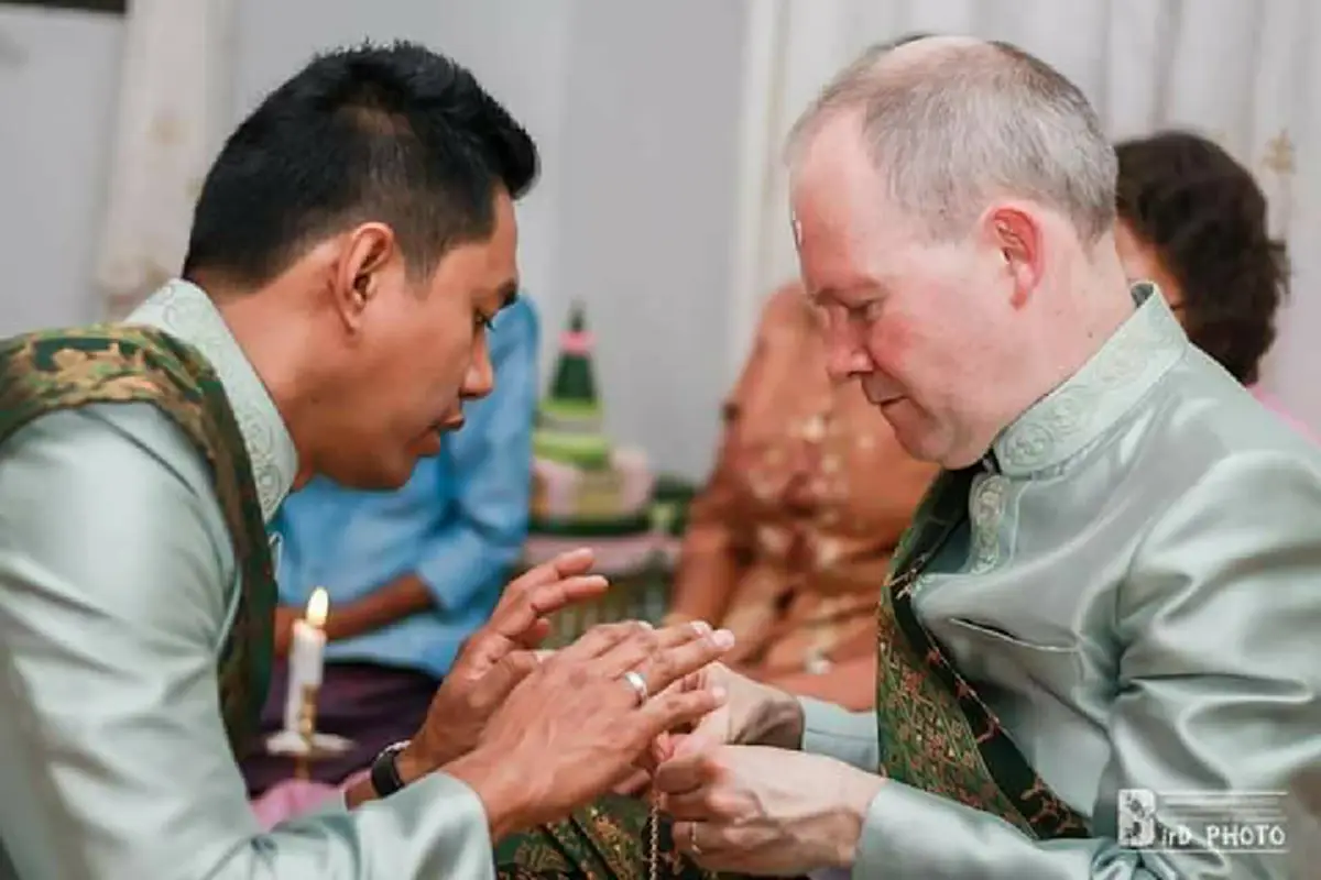 ฮือฮาทั้งหมู่บ้าน!! "หนุ่มฝรั่ง" หอบเงินหอบทอง ขอแต่งงานหนุ่มโคราช (ชมภาพ)