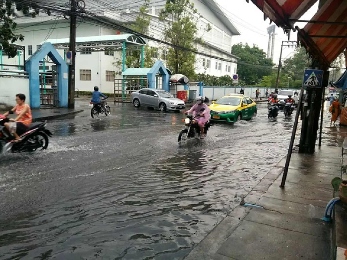 อ่วมหนัก!! ฝนถล่มกรุง!!!! กทม. ฝนตกหนัก ถ.รามคำแหง 24 น้ำท่วมขัง จราจรเริ่มติดขัด ตร.แนะเลี่ยงเส้นทาง