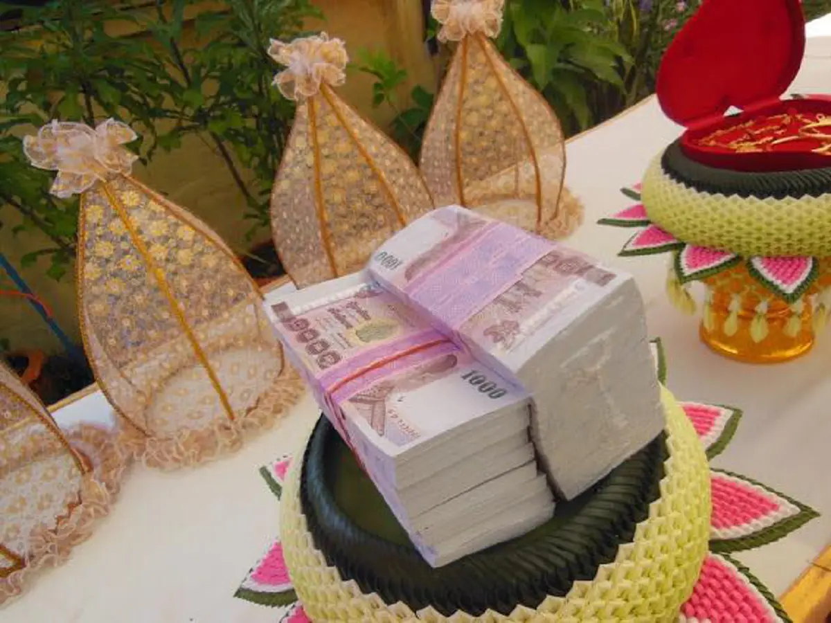 โซเชียลแชร์กระหึ่ม !! เปิดธุรกิจใหม่ ให้"เช่าสินสอด" จะเอาเงินสดๆ 10 ล้าน ทอง 100 บาท หรือรถหรู ก็มีพร้อมให้เช่า !! (รายละเอียด)