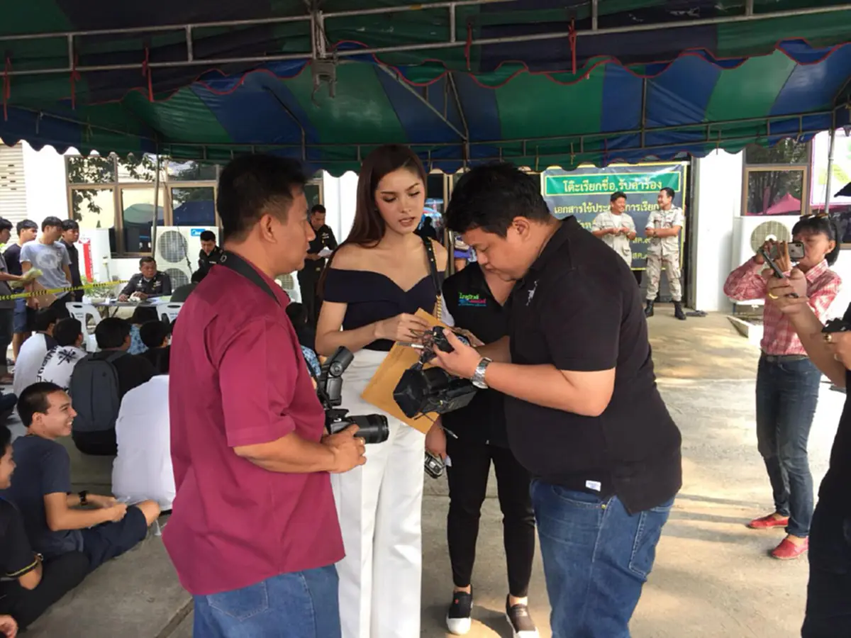 #จ้องกันตาไม่กระพริบ!! นึกว่า "ดาราสาว" ที่ไหน แต่งตัวลุคสุดแพง "ไปเกณฑ์ทหาร" ทำหน่วยท่ามะกาแทบแตก ตะลึงกันทั้งกองร้อย !! (มีภาพ)