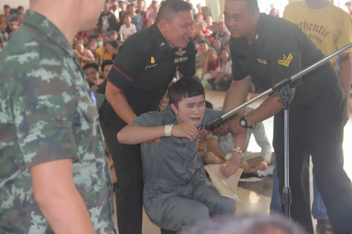 โซเชียลแชร์สนั่น !!! "หนุ่มหน้ามน" น้ำตาไหลพราก หลังจับได้ใบแดง ถึงขั้นขาอ่อนแรง ทำเอาเหล่าทหาร ต้องช่วยกันพยุงพาไปนั่ง (มีคลิป)