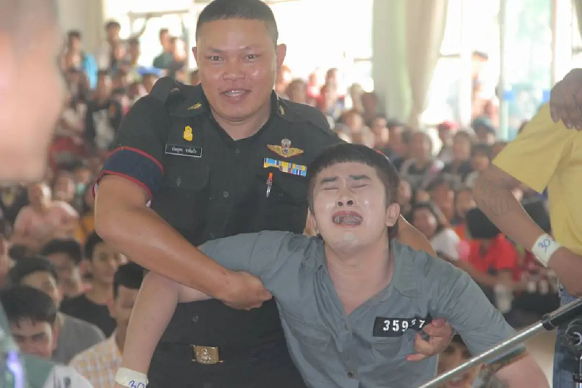 โซเชียลแชร์สนั่น !!! "หนุ่มหน้ามน" น้ำตาไหลพราก หลังจับได้ใบแดง ถึงขั้นขาอ่อนแรง ทำเอาเหล่าทหาร ต้องช่วยกันพยุงพาไปนั่ง (มีคลิป)