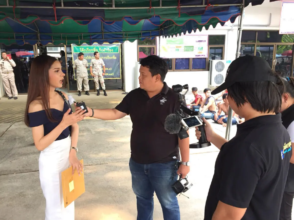 #จ้องกันตาไม่กระพริบ!! นึกว่า "ดาราสาว" ที่ไหน แต่งตัวลุคสุดแพง "ไปเกณฑ์ทหาร" ทำหน่วยท่ามะกาแทบแตก ตะลึงกันทั้งกองร้อย !! (มีภาพ)