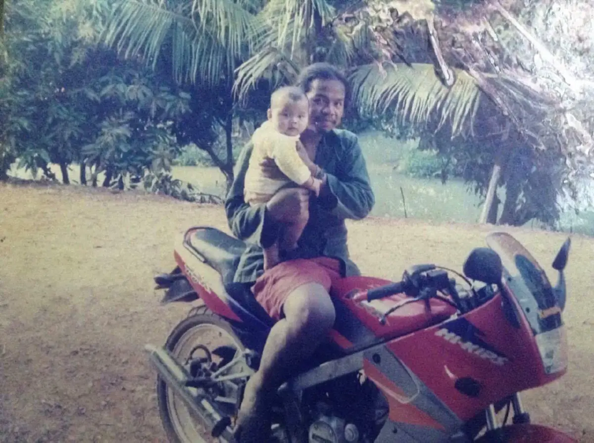 #ไม่เคยลืมกำพืด!! เมื่อ “นักร้องชื่อดัง” โพสต์ภาพคุณพ่อ สัญญาจะแบ่งเบาภาระ แม้จะมีชื่อเสียงโด่งดัง แต่ยังใช้ชีวิตติดดิน !! (ชมคลิป)