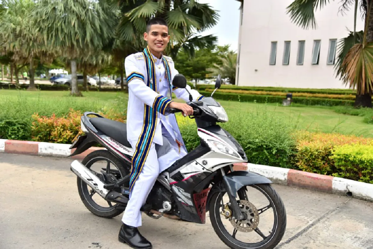 ไม่ลืมบุญคุณ "บัณฑิตหนุ่ม" สวมชุดครุย ก้มกราบตักวินจยย.รับจ้าง ผู้มีพระคุณที่ทำให้เขามีวันนี้