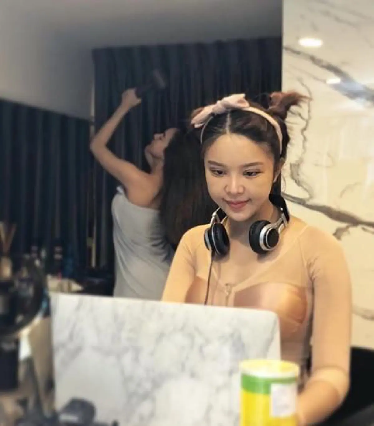 เริ่มดีขึ้นแล้ว! ส่องภาพ "หญิงแย้" อัพเดตร่างกายล่าสุด หลังทำศัลยกรรมทั้งตัว ไม่ได้อาบน้ำมา 15 วัน! (ชมคลิป)