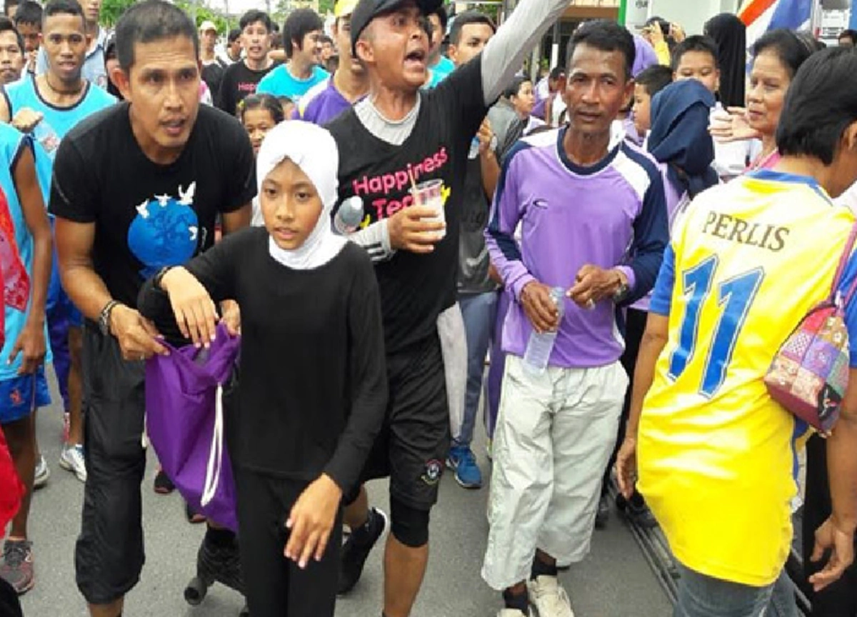 ขอชื่นชมกับความตั้งใจ!! เด็กหญิงวัย 11 ขวบ ออกวิ่งหาเงินมอบให้พี่ตูน วันเดียว ได้กว่า 3 แสนบาท  น้องเผย มี “พี่ตูน” ไปไอดอล