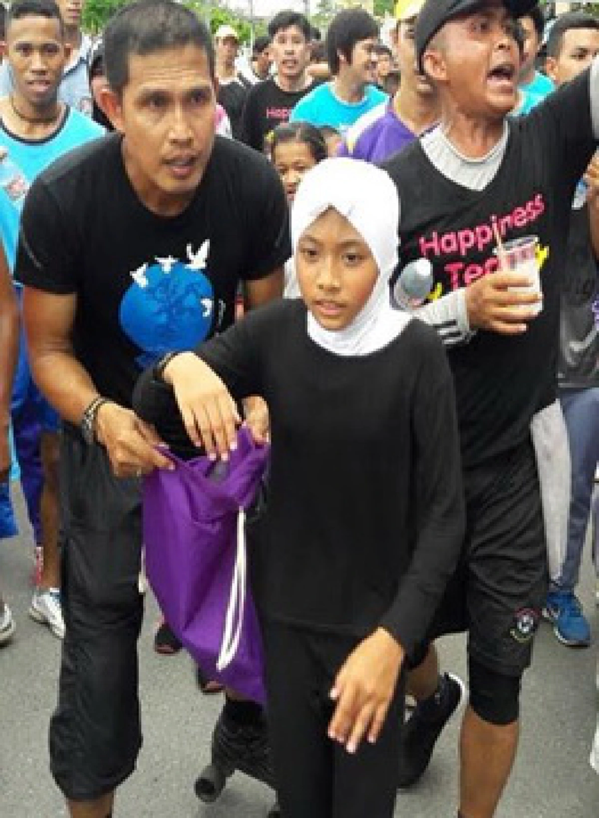 ขอชื่นชมกับความตั้งใจ!! เด็กหญิงวัย 11 ขวบ ออกวิ่งหาเงินมอบให้พี่ตูน วันเดียว ได้กว่า 3 แสนบาท  น้องเผย มี “พี่ตูน” ไปไอดอล