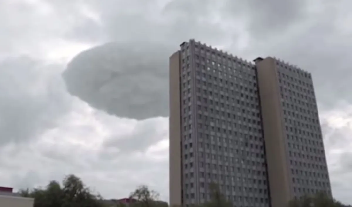 ฮือฮา! เมฆยักษ์โผล่กลางเมืองรูปร่างเหมือนจานบินเป๊ะ เหตุการณ์อย่างกับในหนัง! (คลิป)