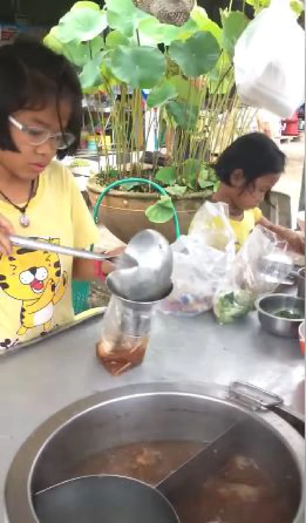 หนูเก่งมากๆลูก เด็กหญิงวัยประถมเปิดร้านก๋วยเตี๋ยวแทนแม่ที่นอนป่วย อายุแค่นี้หาเงินได้ด้วยตัวเอง! (คลิป)