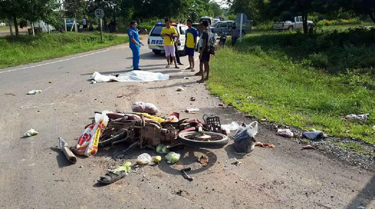 ช็อกสะเทือนใจทั้งถนน!! อุบัติเหตุรถ 10 ล้อชนกับรถจักรยานยนต์ เจ้าหน้าที่รีบเข้าช่วยเหลือ สภาพสุดเวทนา (ภาพ)