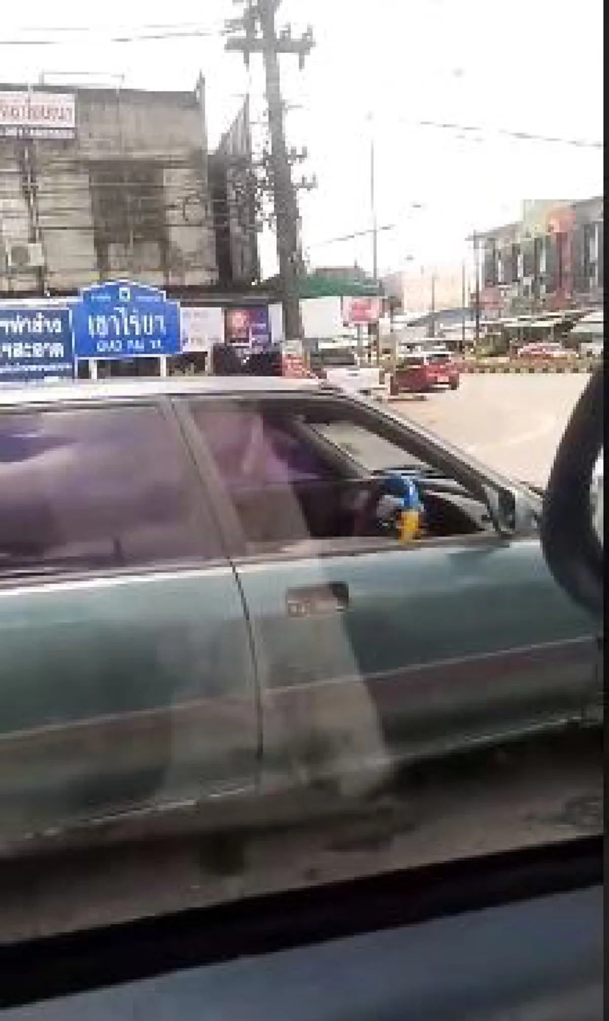 กรี๊ดลั่นถนน สาวเจอดีรถแล่นเองได้ไร้เงาคนขับ ยกโทรศัพท์อัดคลิปไว้ทุกคนต้องได้เห็นกับตา (คลิป)