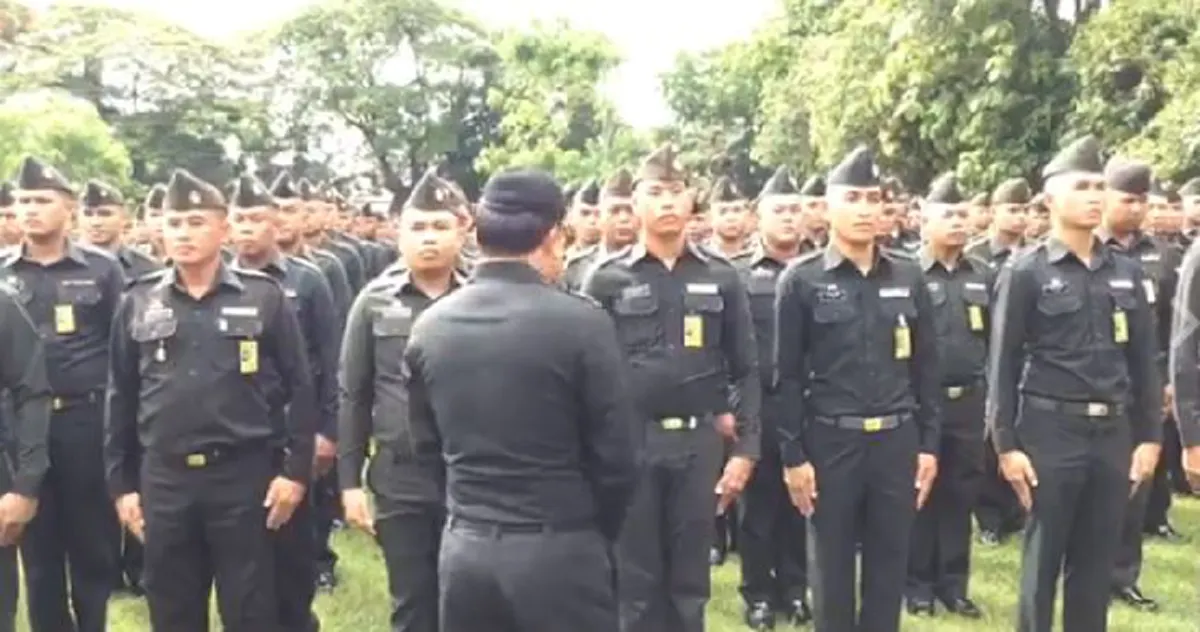 ทำความรู้จัก??พลทหารเบนซ์ลูกครึ่งแต่"หัวใจไทย"เผยปลื้มสุดหัวใจ ได้เป็น พลฉุดชักราชรถ"พระบรมศพ"ในหลวง ร.9"แม้พูดไทยไม่ชัดแต่พร้อมตอบแทนบุญคุณ