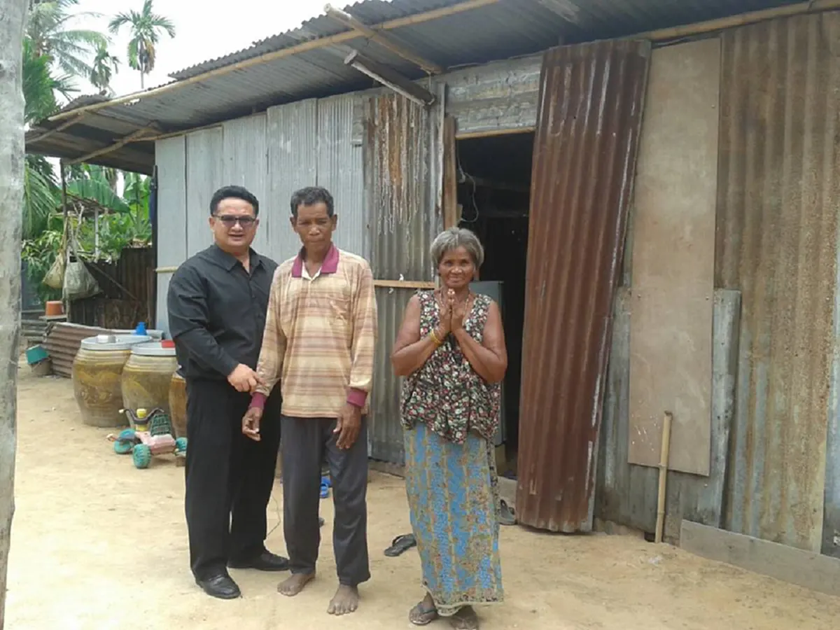 อนิจจาชีวิต!! น้องอิคคิว นักเรียนชั้นป.1พิการซ้ำซ้อน นิ้วมือนิ้วเท้าติดกันแต่กำเนิดแม่เสียตั้งแต่แรกคลอด เพื่อนบ้านเวทนาปลูกเพิงพักกันแดดฝน