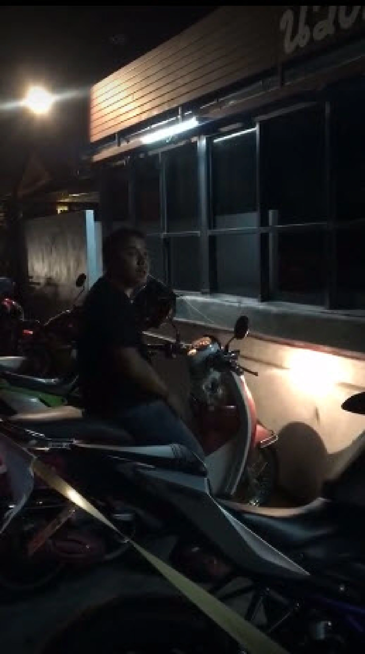 เตือนภัยระทึก!! สาวเจอคนงัดรถตัวเองต่อหน้าต่อตา เล่าวินาทีสติหลุดร้องให้คนช่วย ถึงตัวคนร้ายบอก "พี่ว่ารถน้องสตาร์ทไม่ติดแล้วแหละ" (มีคลิป)