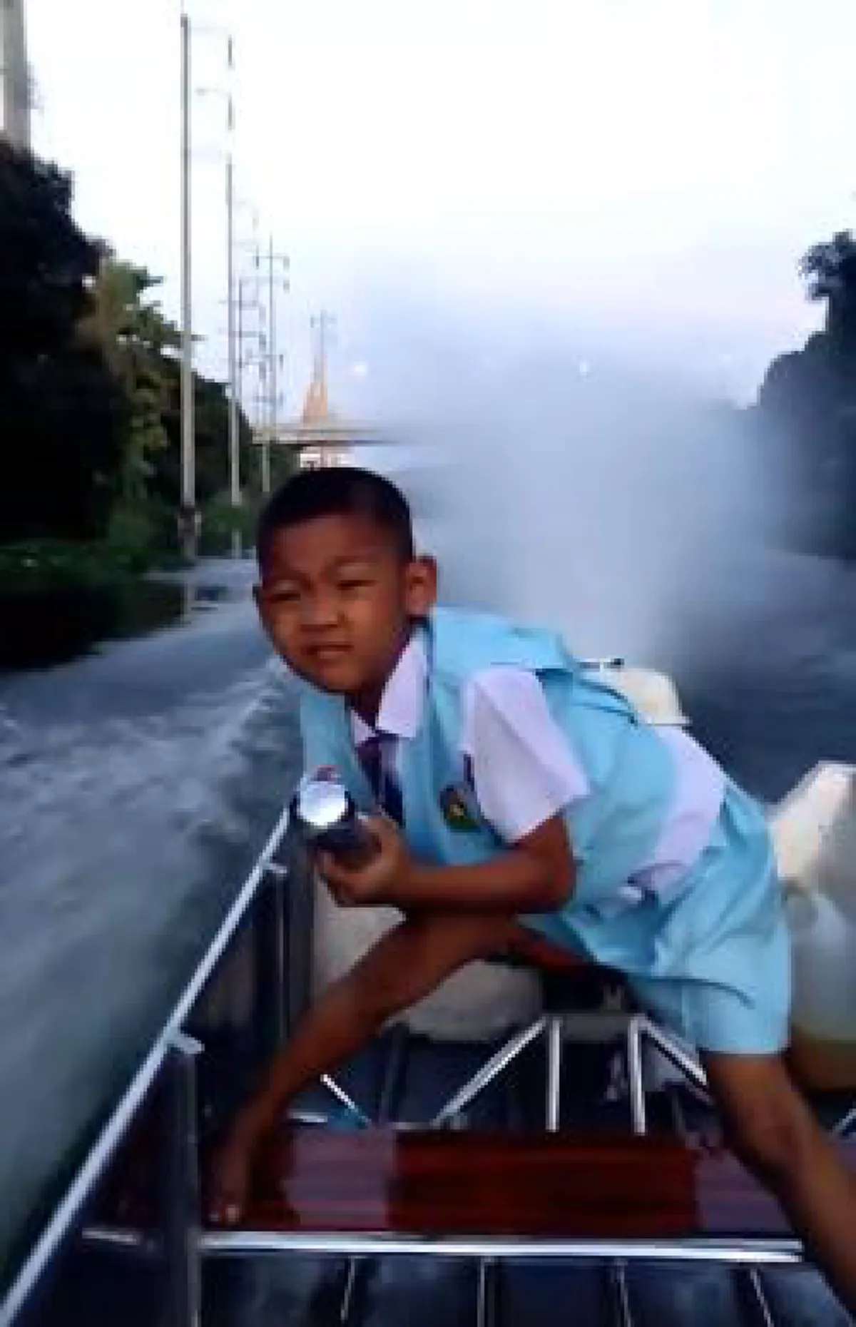 เจ้าหนู5ขวบโชว์ลีลาบังคับหางเสือสุดซิ่ง ขับเรือพุ่งฉิว สีหน้ามุ่งมั่น ถูกใจชาวโซเชียล! (คลิป)