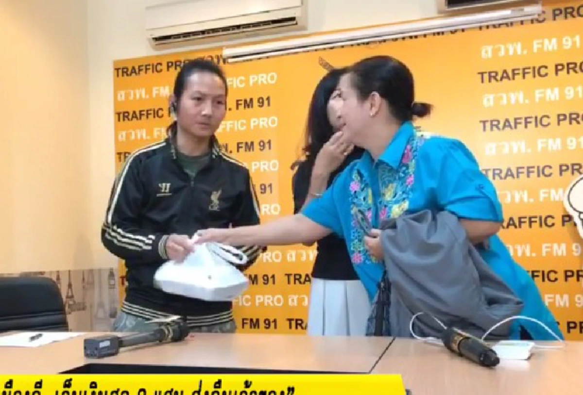 ไลค์แชร์รัวๆๆ!! แท็กซี่คนดีเก็บเงินสดๆกว่า2แสนคืนเจ้าของครบทุกบาทสตางค ์ฟังเหตุผลคติประจำตัวน่าชื่นใจจริงๆ!?! ( คลิป)