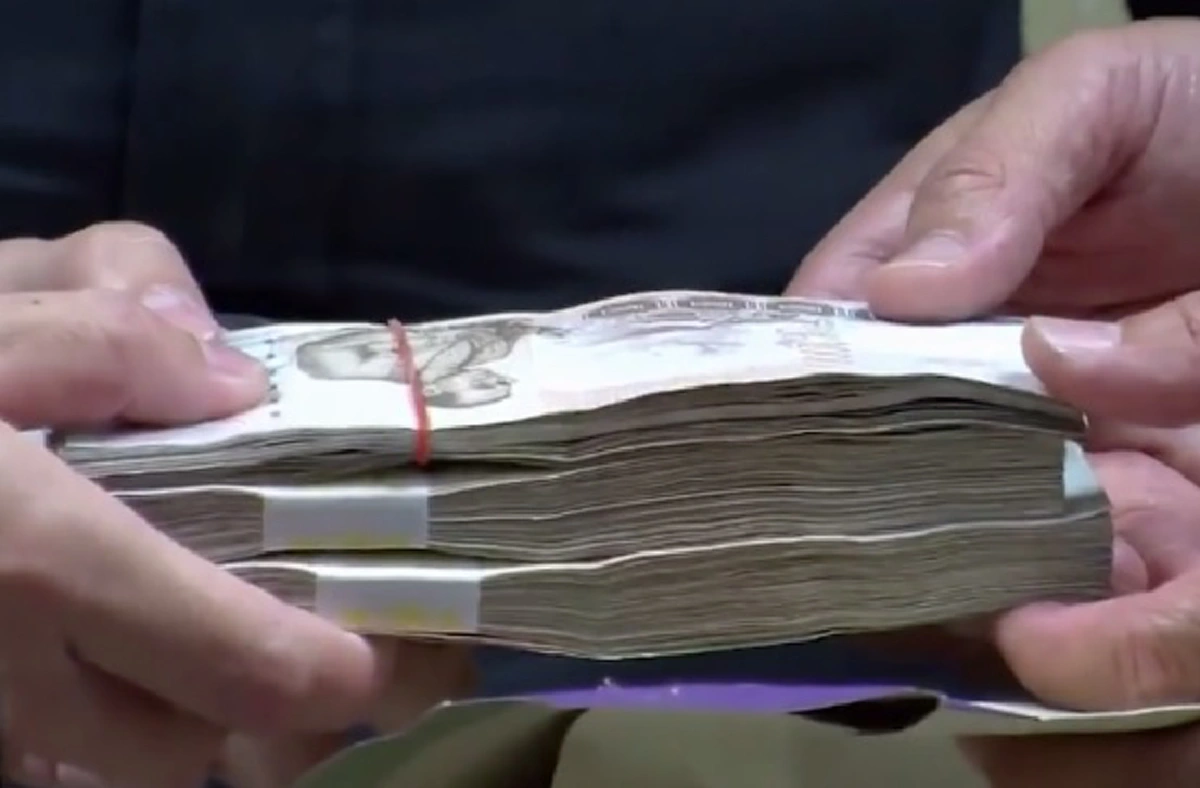 สุดยอด...นับถือใจพี่เลย﻿!! หนุ่มโรงงานสมุทรปราการ อึ้งเงินเกือบ3เเสนถูกโอนเข้าบัญชี รีบเเจ้งความหาเจ้าของจนพบ เผยเงินนี้สำคัญต่อหลายชีวิต!