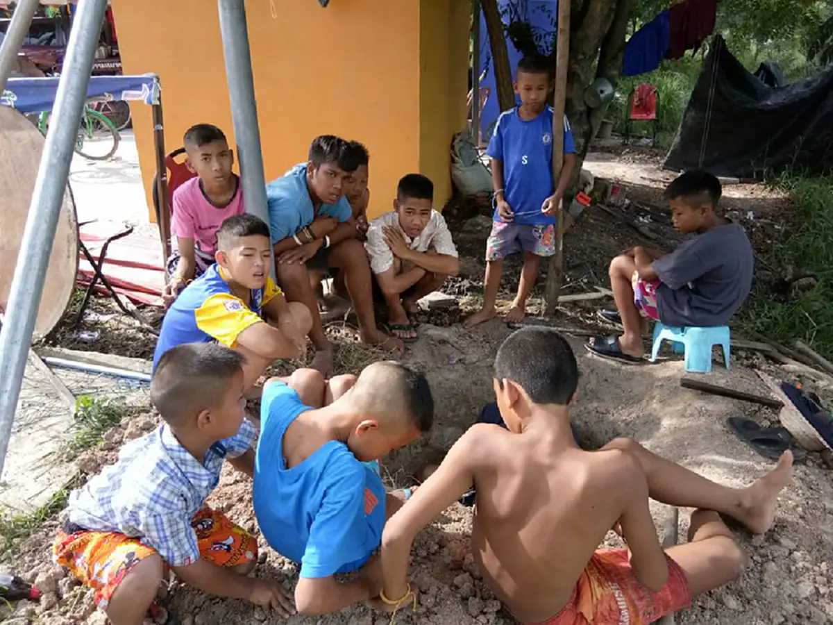 สูงสุดคืนสู่สามัญ!! อนุโมทนาบุญ...ดูแล้วอิ่มใจ  "เชษฐ์ สไมล์" อดีตมือกลองดังลุยจับจอบเสียม "ขุดดินสร้างส้วม" โรงทานแจกอาหารฟรีผู้ยากไร้ !?!