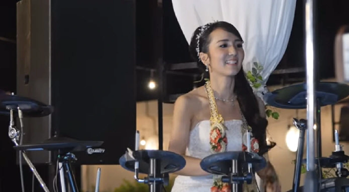 จัดชุดใหญ่ แต่งเอง ตีกลองเอง!! ชาวเน็ตแห่แชร์เจ้าสาวสุดเหวี่ยงความสามารถล้นเหลือ ทั้งสวยทั้งเก่งแถมคำนำหน้าไม่ธรรมดา!! (มีคลิป)