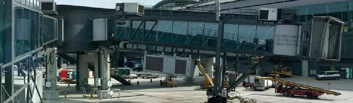 กัปตันถึงกับขนลุก!! เงยหน้าขึ้นมาเห็นคนเดินพลุกพล่านในงวงเปล่า ไม่มีเครื่องบินจอดเล่นเอาหลอน แต่คนมาจากไหน?? ดูชัดๆงานนี้มีเงิบ!! (มีคลิป)