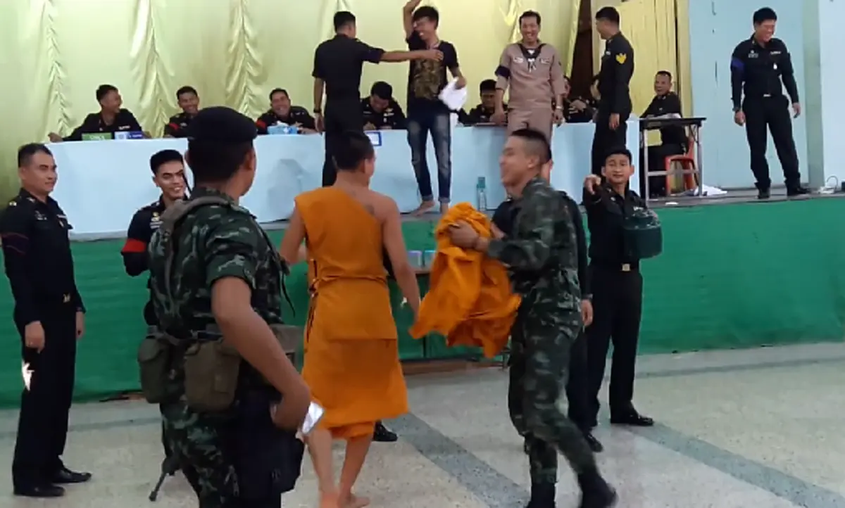 แชร์สนั่น เปิดคลิปวินาที "หลวงพี่ รอดแล้วโยม" หลังทำนิ่งลุ้นจับใบดำใบแดง ก่อนหลุดเฮลั่น เพราะผลที่ได้เป็นแบบนี้ (คลิป)