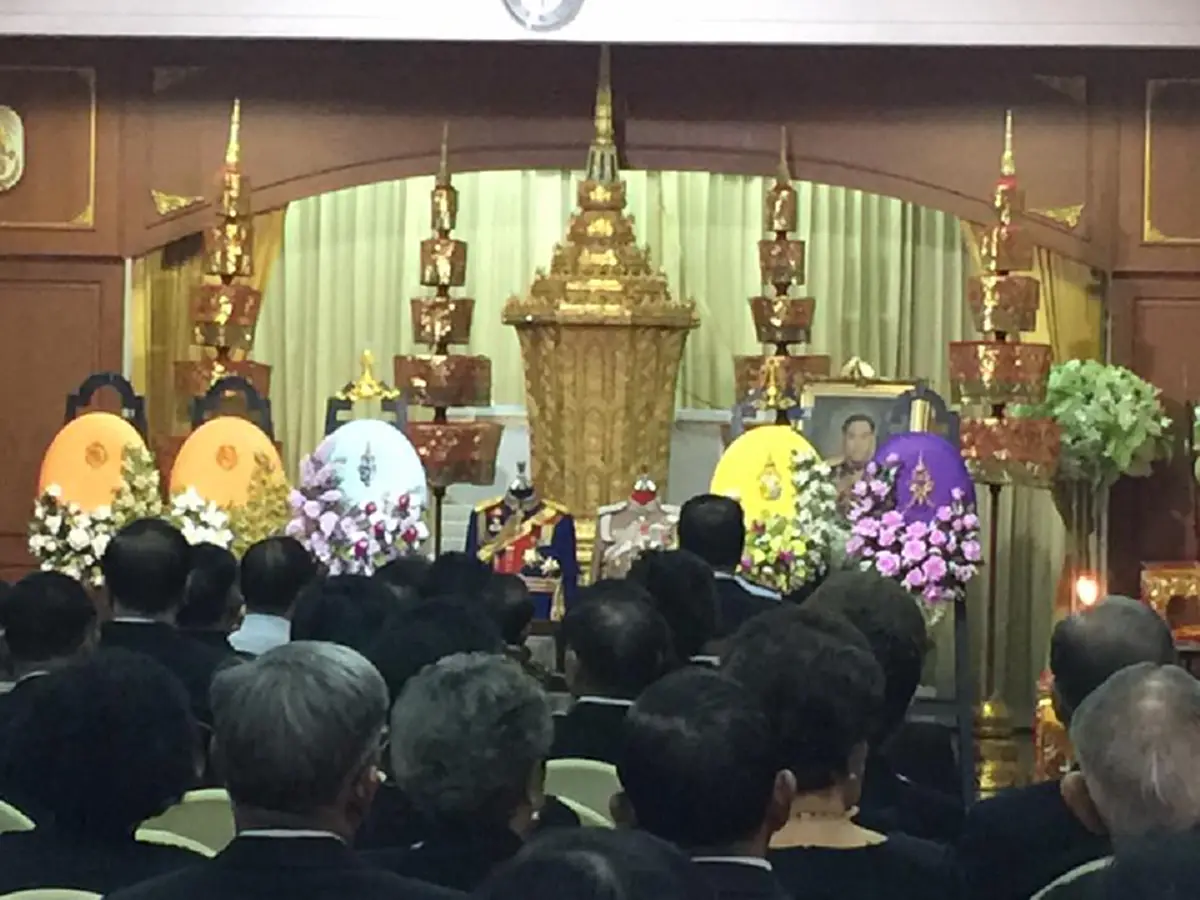 แบบอย่างที่ดี!!! "นายกฯ" นั่งลงด้วยความน้อบน้อม ก้มสวัสดี พญ.สุมมนา ภริยา "พล.อ.อิสระพงศ์" แม่ทัพผู้ล่วงลับ!!!