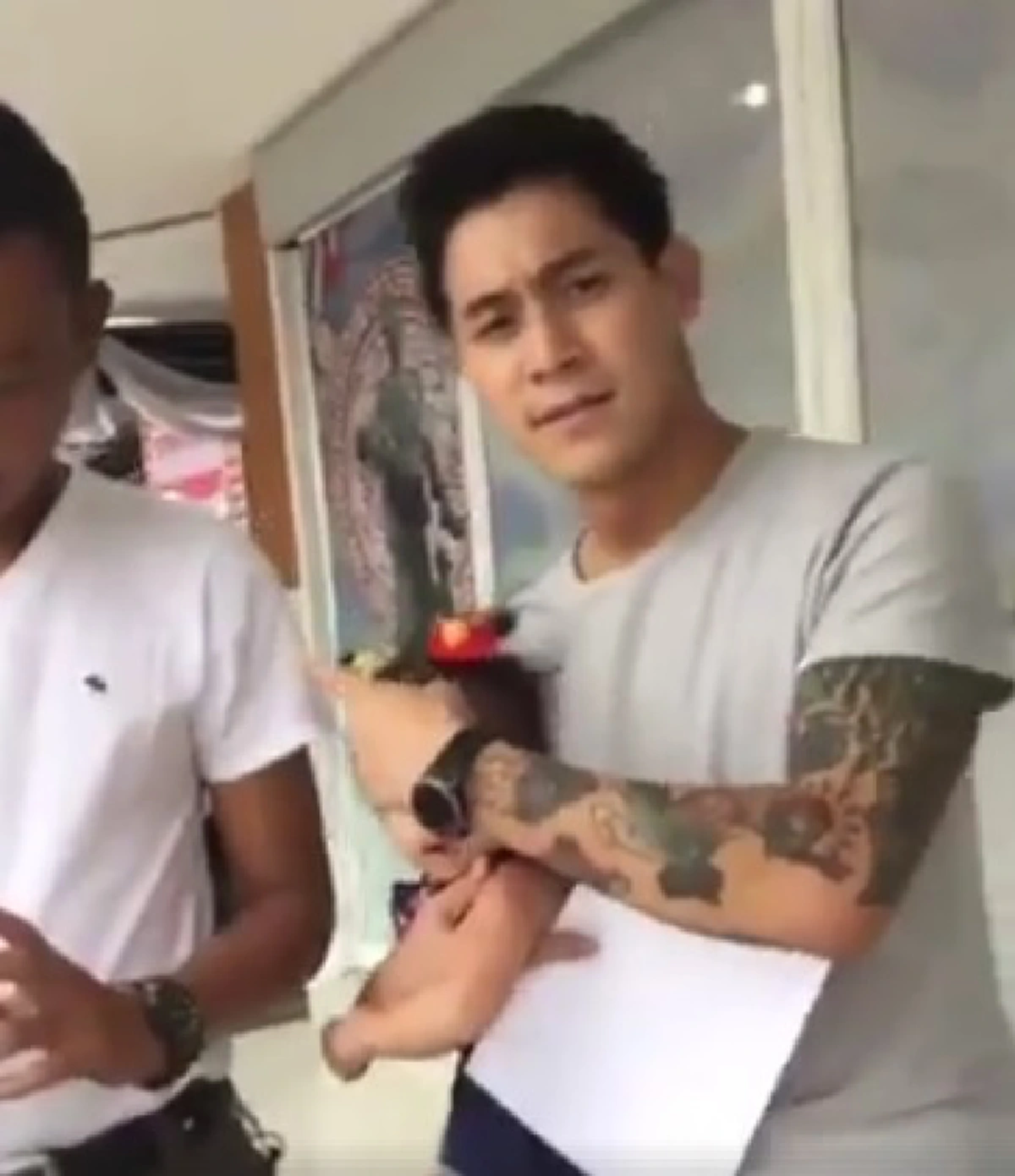 เข้าใจตามนี้ด้วย!นักเเสดงดังอุ้มลูกไปโรงพักโดนเเจ้งข้อหาพ.ร.บ.แอลกอฮอล์โพสต์รูปเหล้าเบียร์บ่นอุบภาพตั้งแต่เมื่อ5ปีที่เเล้วทำไมกม.ย้อนไกลนัก?