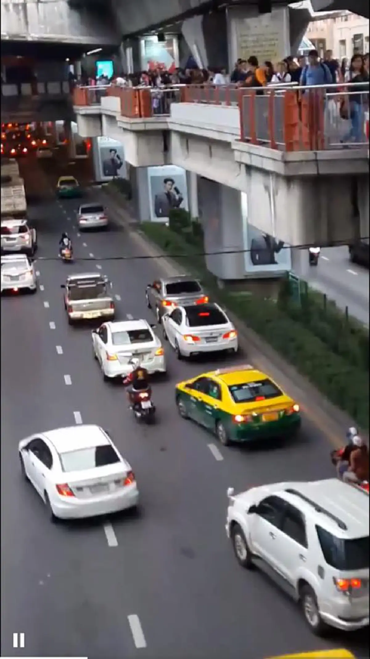 รวยอย่างเดียวไม่พอ!! ลั่นทั้งถนน BMW สองคันจอดกีดขวางทางจราจร บีบแตรสนั่นไม่เกรงใจ ชาวเน็ตจวกเละ"ต้องพกมันสมองกับ มารยาทด้วย" (มีคลิป)