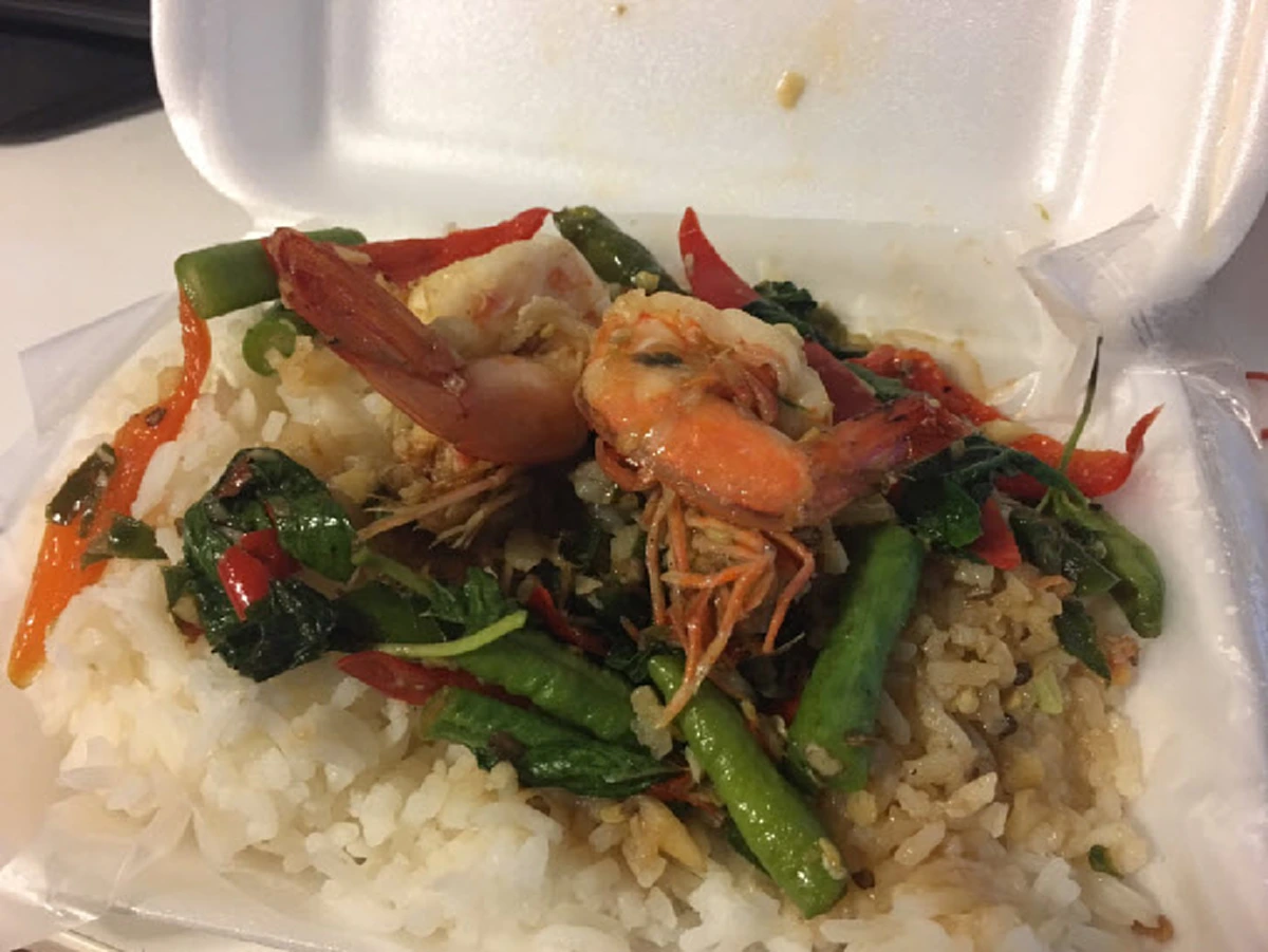 เอาเปรียบเกินไปไหม?? หนุ่มซื้อข้าวกระเพรากุ้งมากิน อยู่ดีๆ เพื่อนทัก กล่องเท่าไหร่พอบอกราคาไปถึงกับสตั๊นเหมาะสมหรือไม่มีกุ้งแค่ 2 ตัว?!?