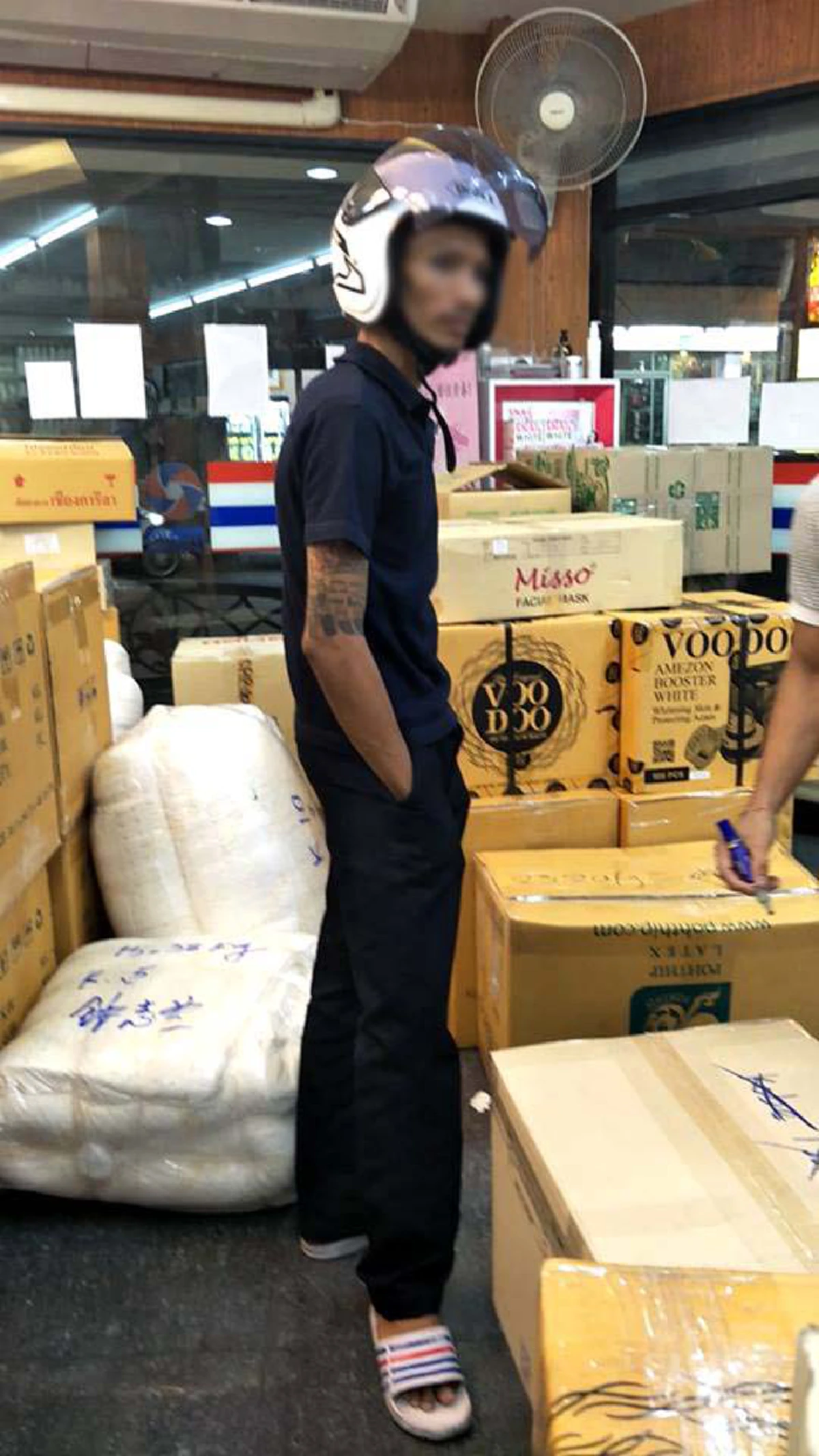 โดนตัวไหนมา!! ชายปริศนาเดินเข้าร้านทำทีมารับสินค้าพูดจาวกวน พีคกว่ายื่นใบขับขี่ให้รูดเงิน วงจรปิดเผยด้อมๆมองๆได้ของแบบไม่ต้องเข้าร้าน (คลิป)