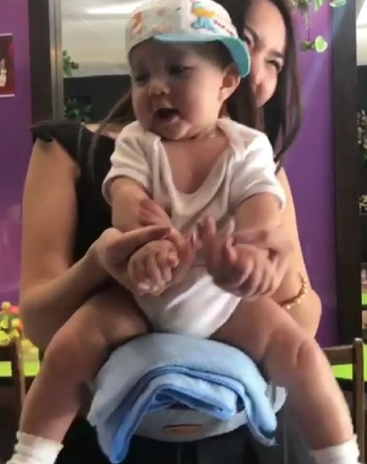 ตู้วหูววว..ซูมชัดๆ!! โฉมหน้าภรรยา"วิทย์ ภูธฤทธิ์" เห็นแวบเดียว...พูดเลยหน้าตาน่ารักไม่ใช่เล่น !??  (คลิป)
