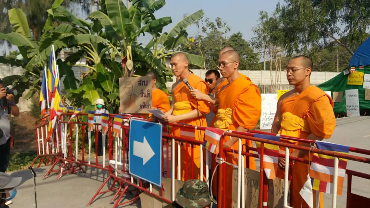 ไร้เงา "พระสนิทวงศ์" แถลงประตู 5 เผยตัวละครพระรูปใหม่แต่ปากดีไม่แพ้กัน กะสับเปลี่ยนให้โดนหมายเรียกกันทั้งวัดหรือไร?!?(คลิป)