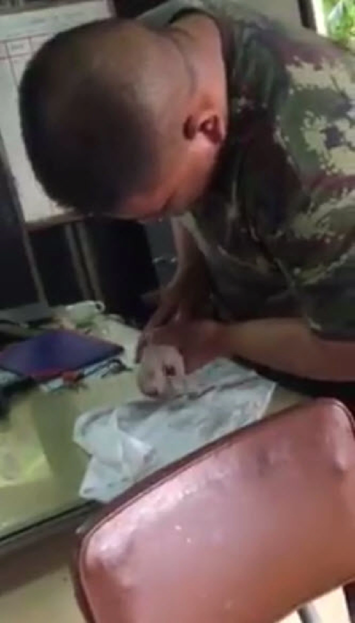 ฟื้นมา ฟื้นมาสิลูก!! นายทหารร้องสุดเสียงขณะช่วยยื้อชีวิตลูกสุนัขจมน้ำ หวิดดับหลายรอบไม่ย่อท้อ ดูจบถึงกับน้ำตาไหล ชื่นใจเหลือเกิน (คลิป)