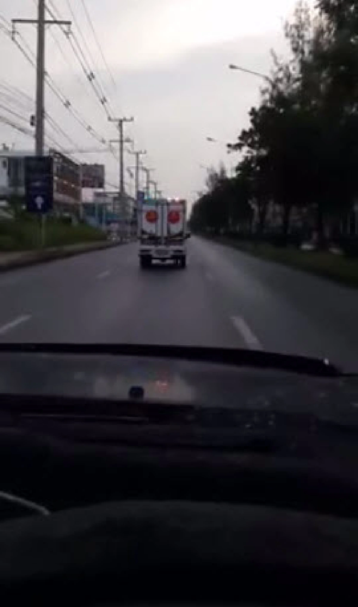 หนุ่มขับรถเห็นคันหลังเปิดไฟขอทางคิดว่ารถพยาบาล ไม่รีรอรีบหลบให้ แต่พอเห็นชัดๆ เท่านั้น ถึงกับอึ้งรีบโพสต์ลงโซเชียลด่วน ต้องขนาดนี้เลยหรือ??