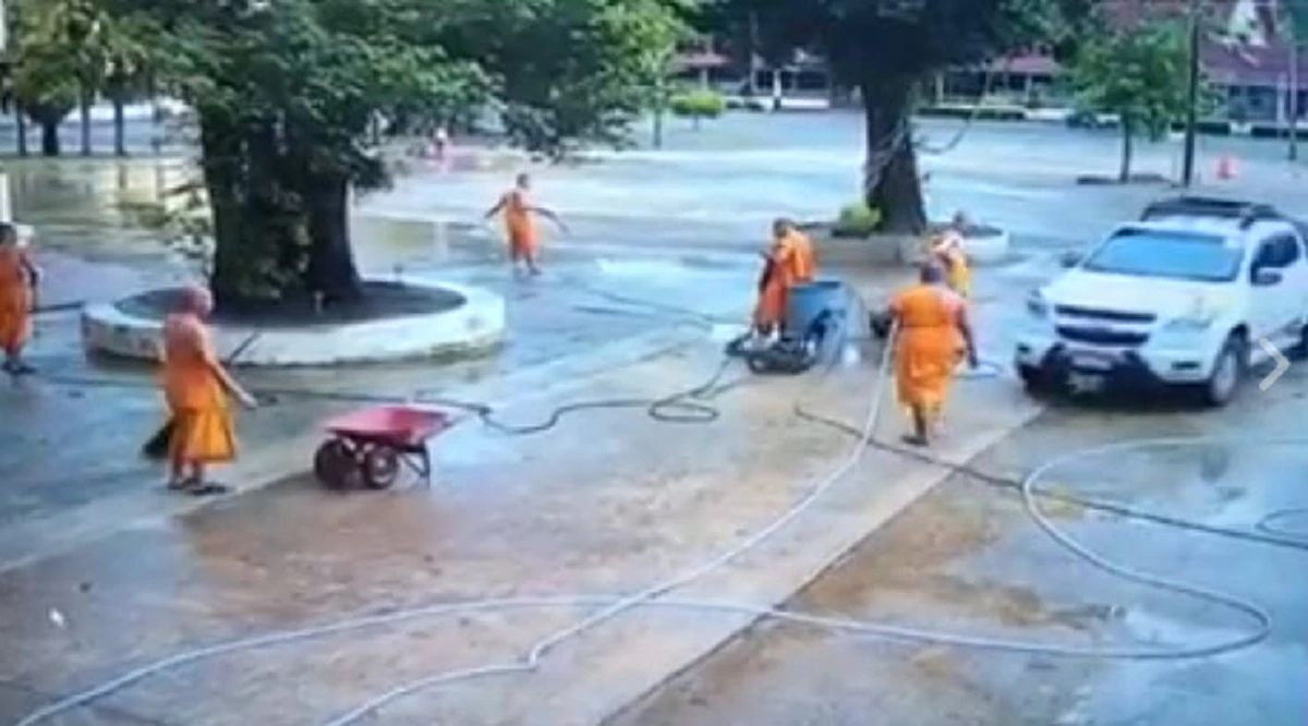 เกือบไปแล้ว!! พระล้างลานวัดอยู่ดีๆ มีรถยนต์ขับเข้ามาแต่จู่ๆ พุ่งใส่ไม่ทันตั้งตัวหลบกันให้วุ่น ยิ่งรู้สาเหตุการมาถึงกับอึ้ง นี่วัดนะ!! (คลิป)