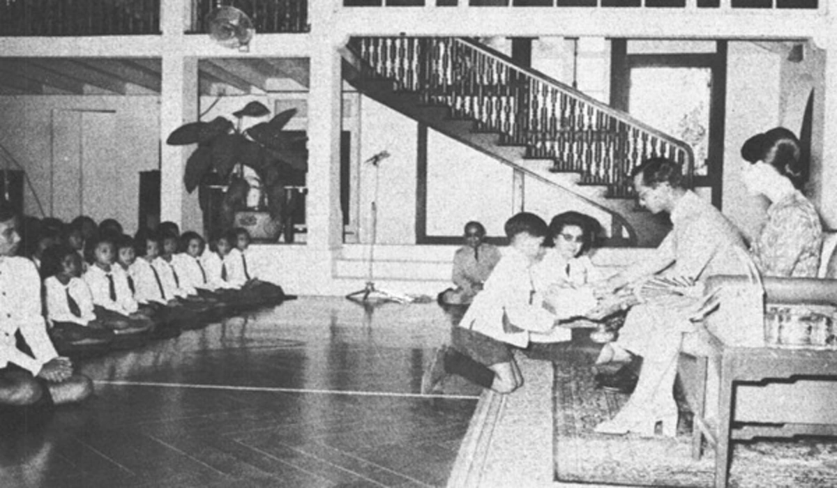 ๑ ในนี้มีโรงเรียนของคุณหรือเปล่า!!! เปิดรายชื่อโรงเรียนที่ "ในหลวง ร.๙" ทรงให้การอุปถัมถ์