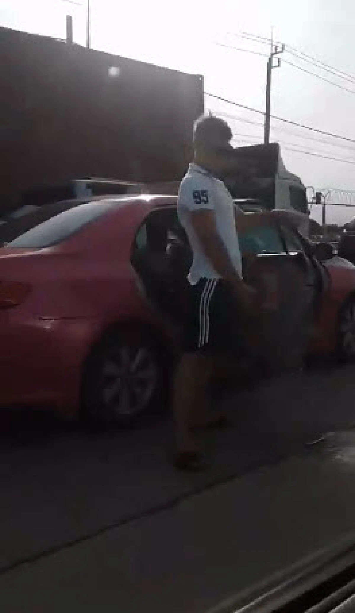 เอามันตรงนี้เลย?!? หนุ่มสุดกลั้นยืนฉี่กลางมอเตอร์เวย์ไม่แคร์สายตา เห็นหน้าชัดๆ ทำโซเชียลเสียงแตก แบบนี้ก็ได้หรือ?? (มีคลิป)