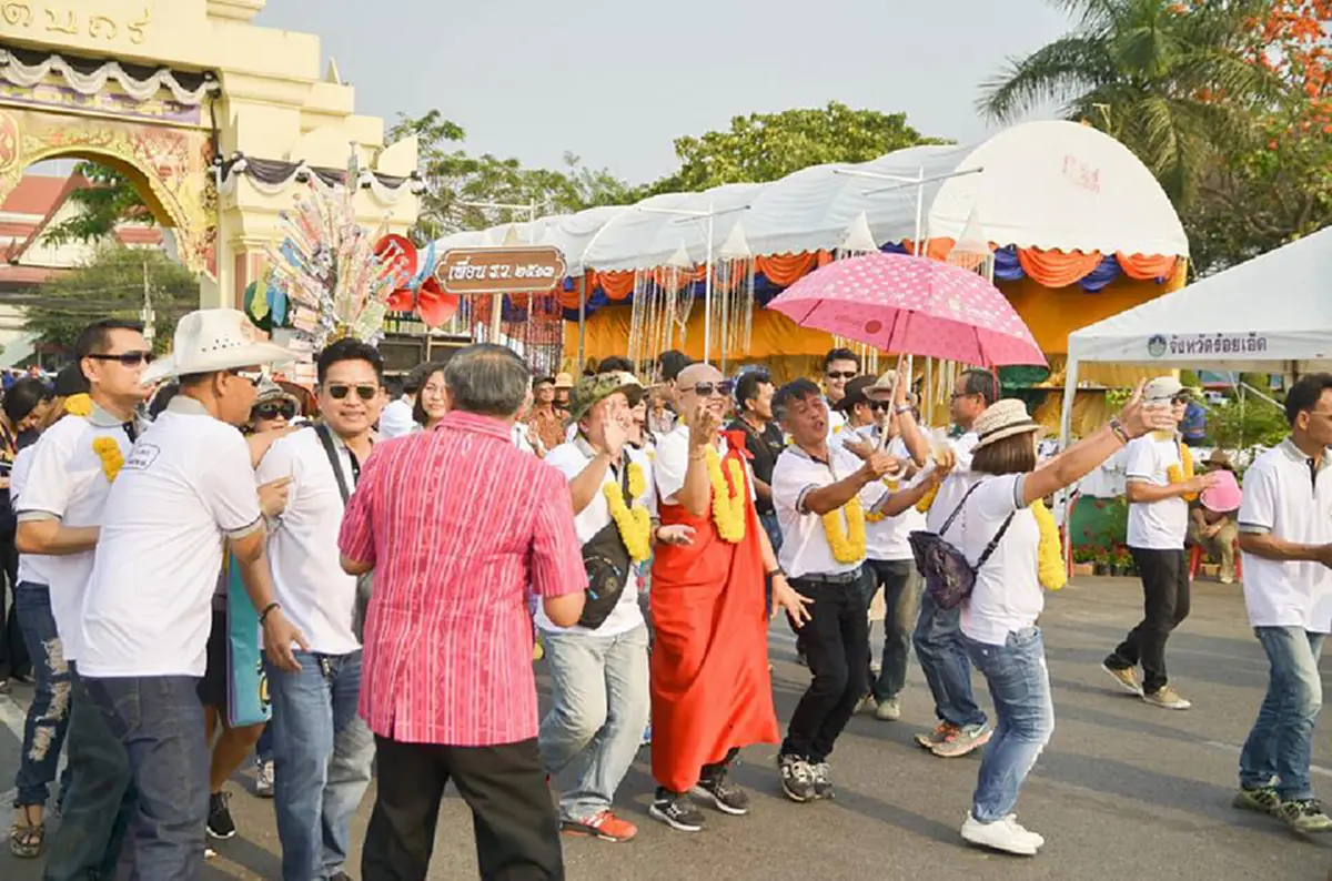 แชร์กระฉ่อนเน็ต!! "ชิตังเม" โผล่เต้นสายย่อ ชนิดจีวรปลิว ทำเอาชาวบ้านฮือฮา ทั้งจังหวัด เตรียมแจ้ง DSI ด่วนๆ!! (คลิป)