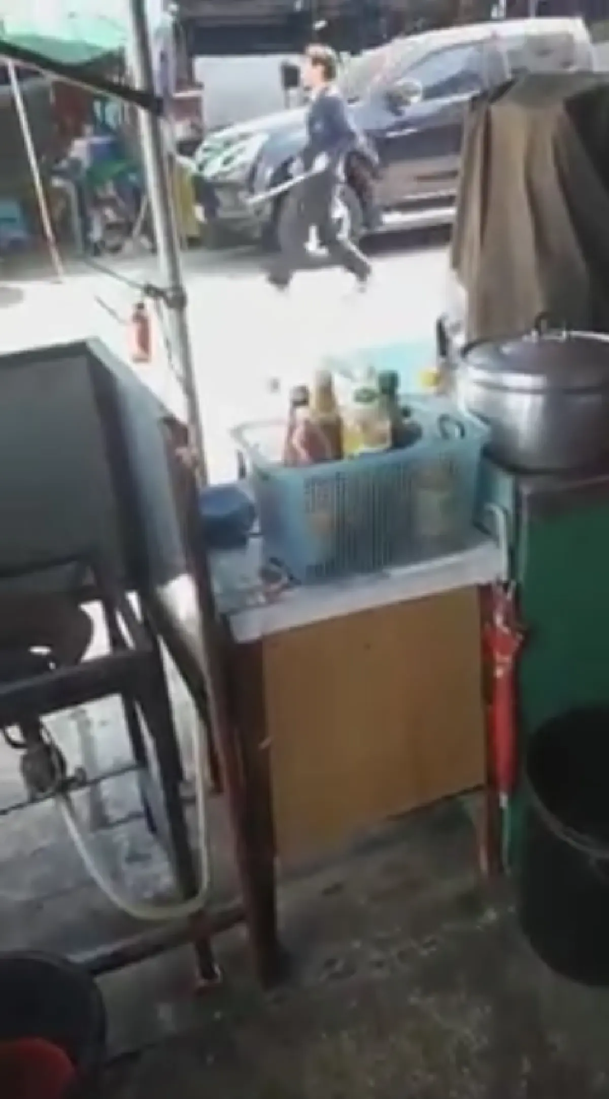 ไม่กลัวกฏหมาย !!! วัยรุ่นยกพวกตีกัน กลางซอยสุขสวัสดิ์ ชาวบ้านสุดผวา นักเลงเต็มซอย (ดูคลิป)