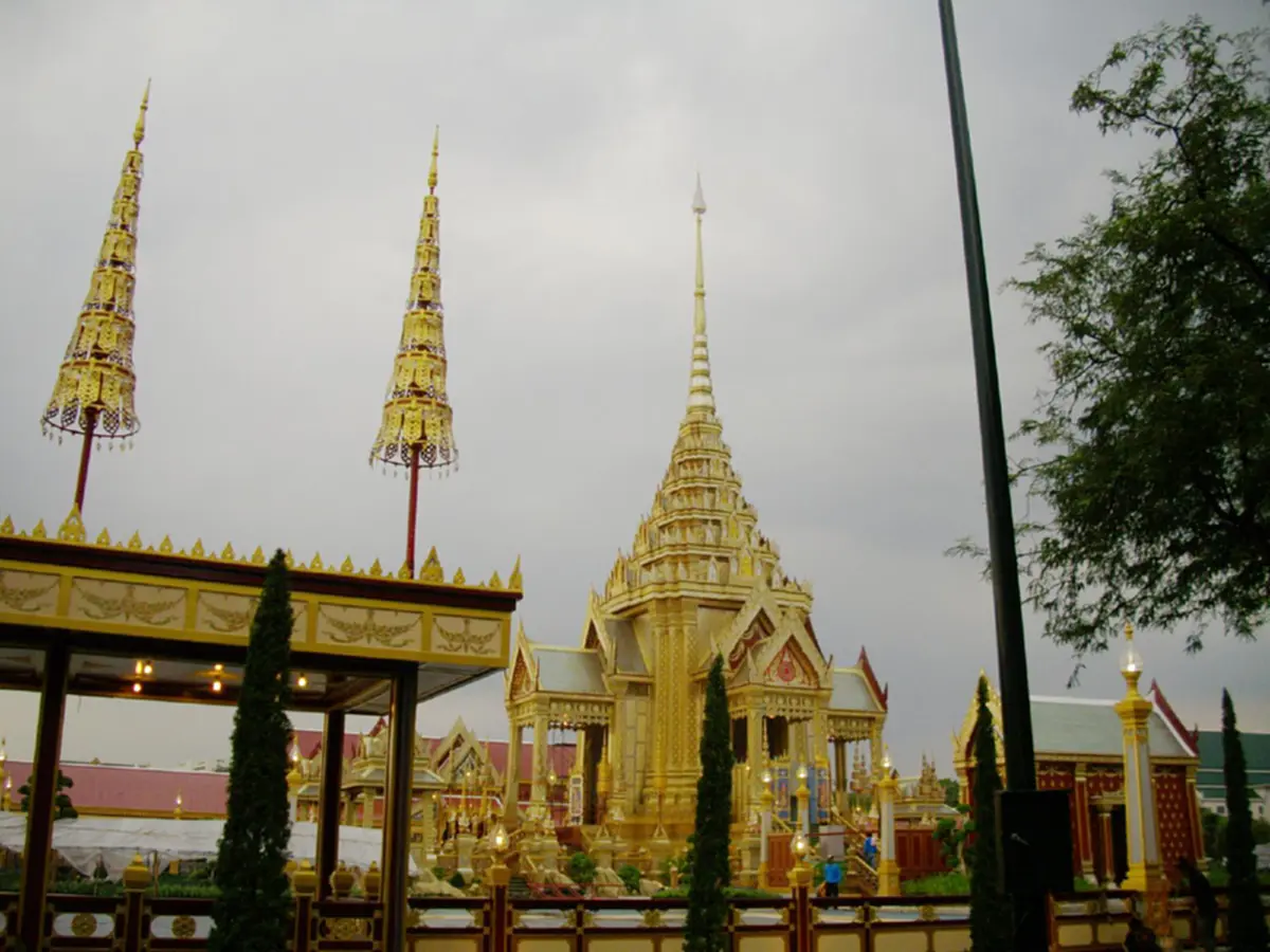 ไม่ควรไหว้ใครในพระราชพิธี..ที่พระเจ้าแผ่นดินประทับเป็นองค์ประธาน