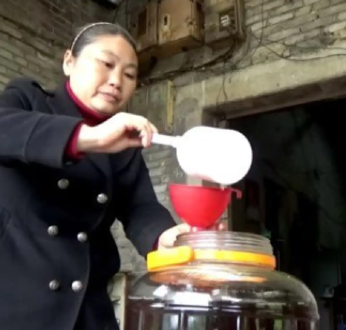 ยิ่งดูยิ่งตะลึง!! หญิงสาวคนหนึ่งได้ฉายาว่า "ราชินีงูเห่า" เธอไม่กลัวการเข้าใกล้งูเลยแม้เเต่น้อย เผยวิธีการที่ใครๆก็คาดไม่ถึง!! (ชมคลิป)