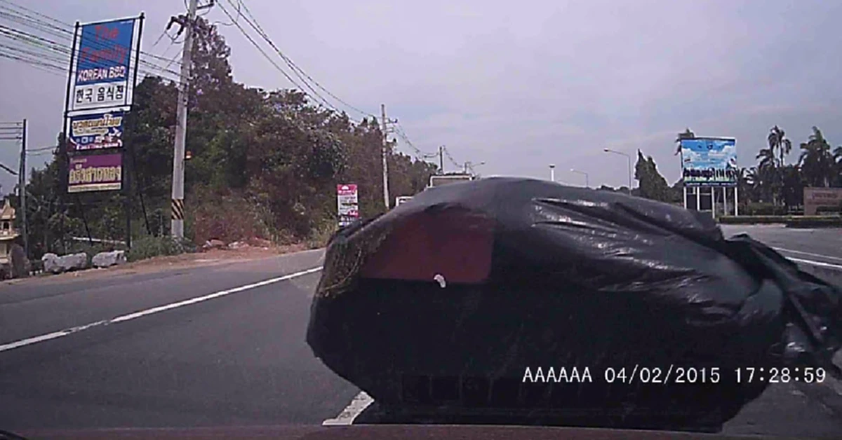 สติเท่านั้น!! หนุ่มขับรถ จู่ๆ มีถุงดำตกอยู่ข้างหน้า เลนซ้ายก็รถบรรทุกไร้ทางเลือกถุงดำปลิวปิดหน้ารถวินาทีตัดสินใจ ทำชาวเน็ตชื่นชมสนั่น (คลิป)